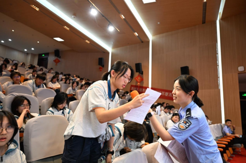 万隆优配  暑假防诈必修课开讲！多地反诈中心联合快手开展反诈宣传进校园活动